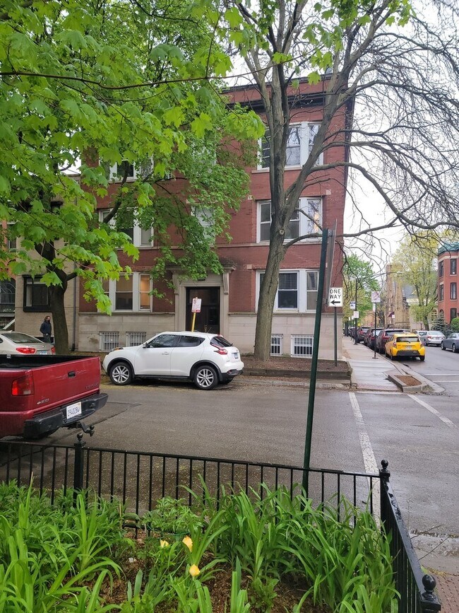 2435 N Geneva Terrace 2435 N Geneva Terrace Chicago IL 60614