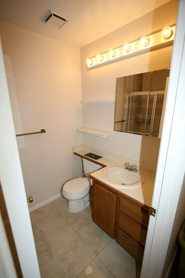 Building Photo - 2 Bed, 2 Bath Furnished Condo in East Anchorage!