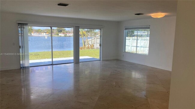 Building Photo - 3 bedroom in Miami FL 33180