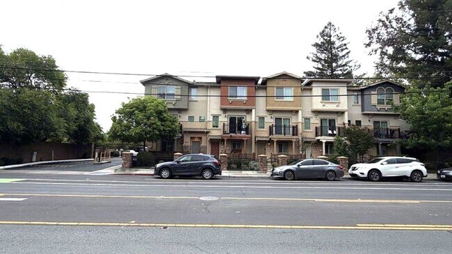 Building Photo - Concord Beautiful 3 bedroom 3 bathroom fully updated townhome, gated community!