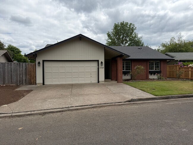 Building Photo - Beautifully updated 3 bedroom, 2 bath house in Eugene!