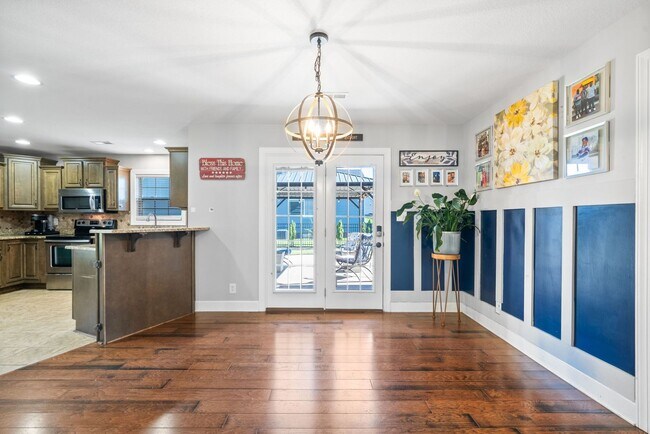 Building Photo - Beautiful Craftsman Style Home Waiting for...