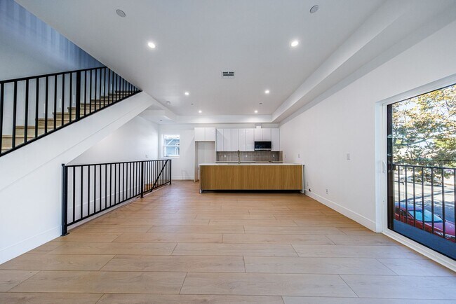Building Photo - 5931 Woodman Ave