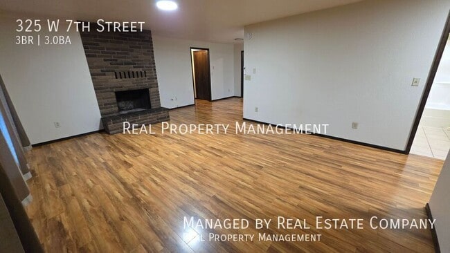 Building Photo - 325 W 7th St