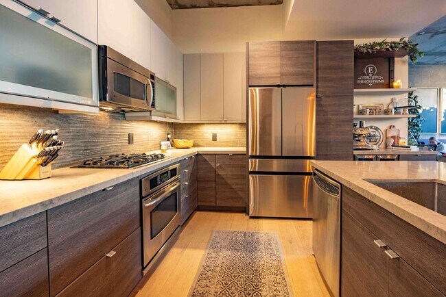 Building Photo - Stylish Loft Style Unit in the Ballpark Area.