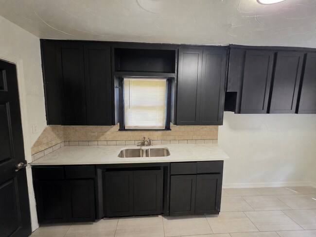 Building Photo - 314 W Marshall Dr