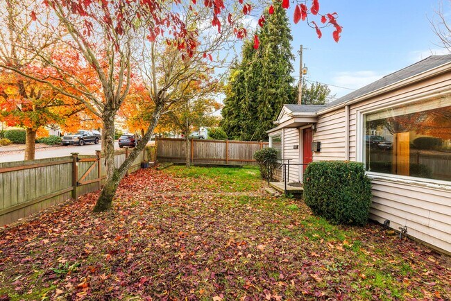 Building Photo - $1000 one-time rental concession! 3 Bedroom Home in the Heart of W Seattle!