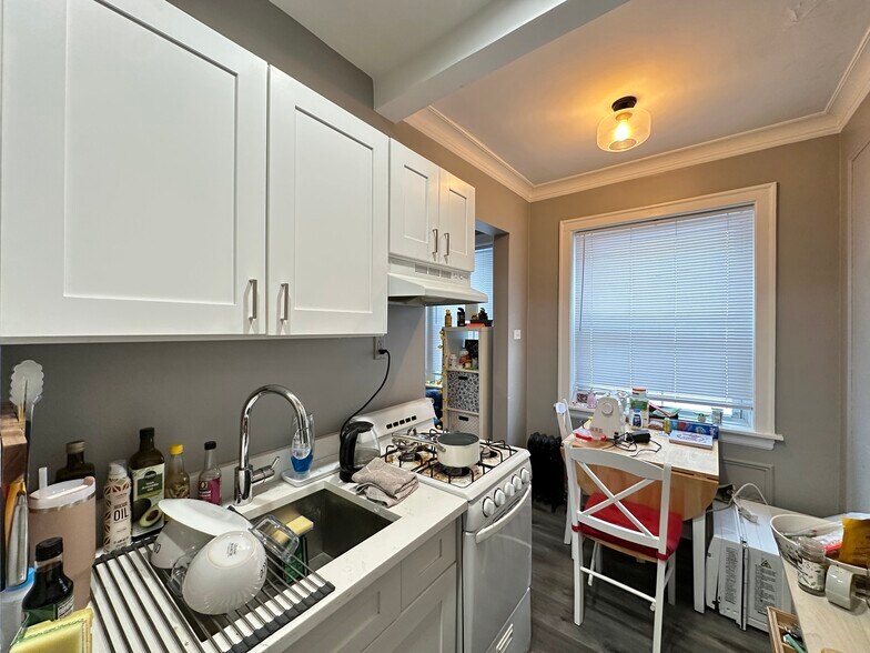 Building Photo - 5516 N Kenmore Ave