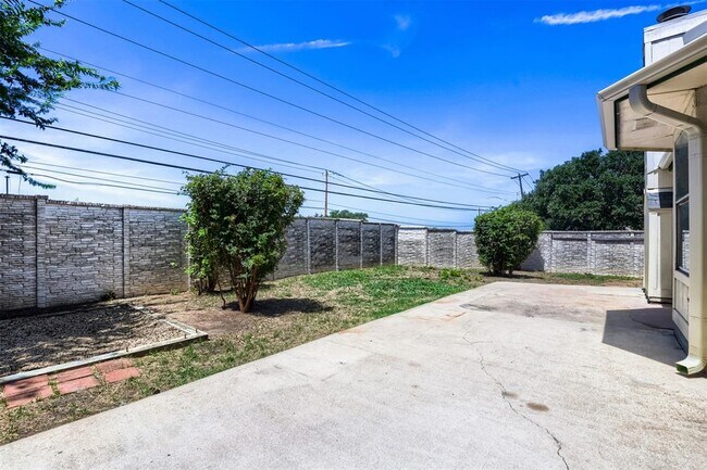 Building Photo - 14601 Montoro Dr