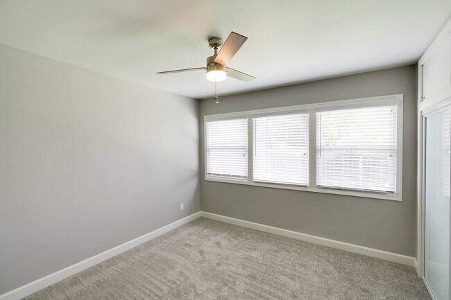 Building Photo - 405 S Fernwood Cir