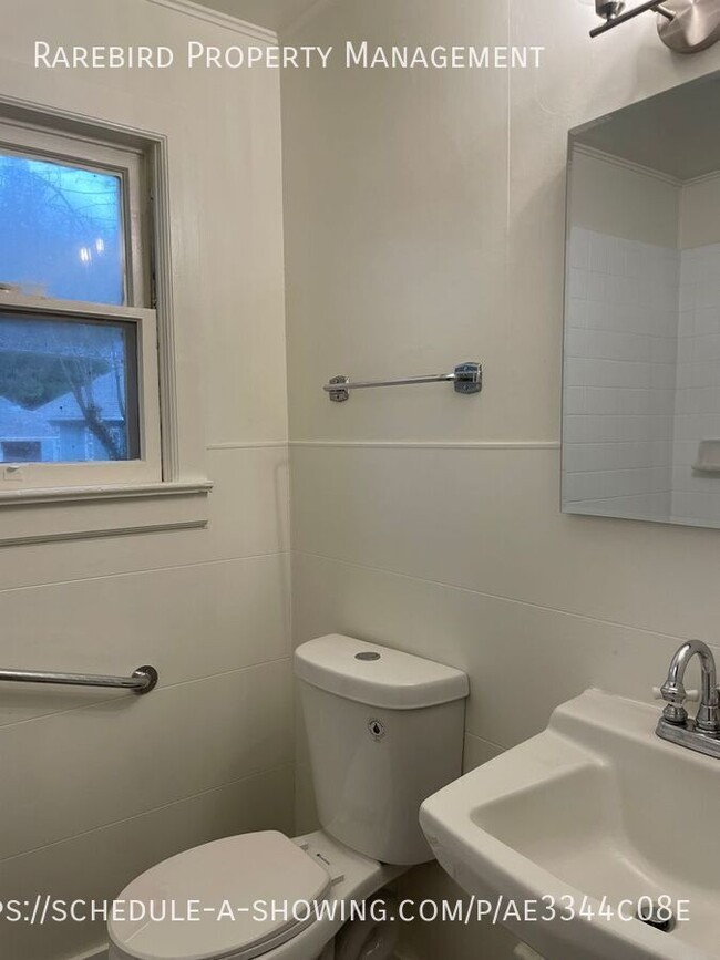 Building Photo - 1 Bed, 1 Bath unit in the McLoughlin Conse...