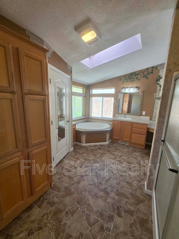Building Photo - 10806 Township Rd