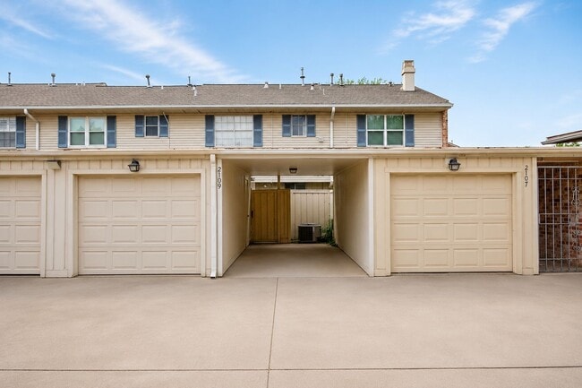 Building Photo - 2109 Lander Ln