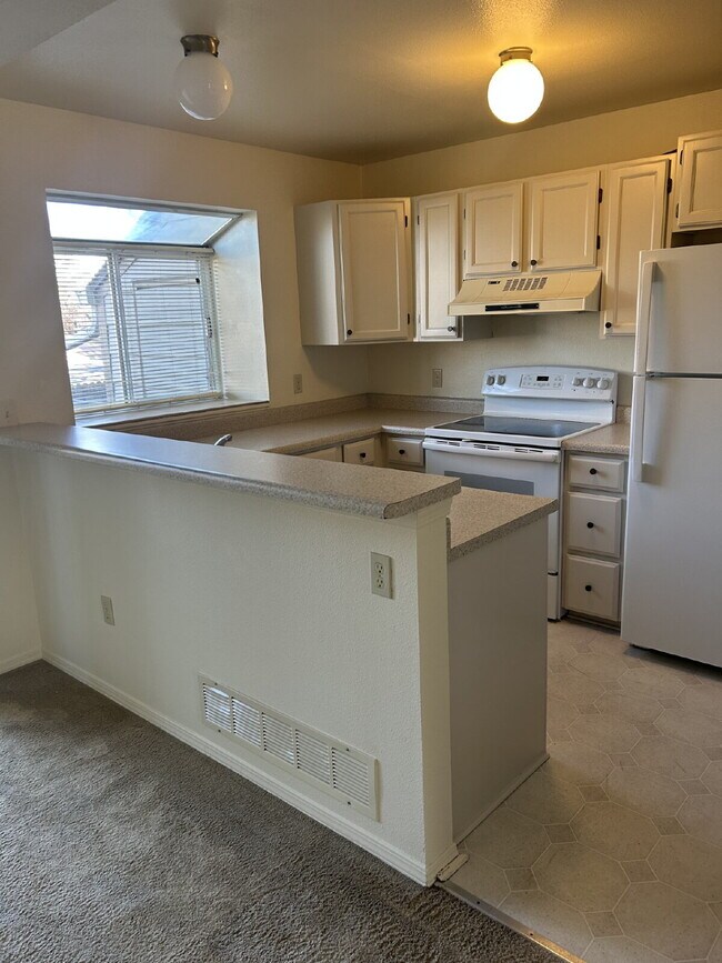 Building Photo - "Charming 2-Bed Condo Retreat with 2.5 Baths in Littleton - 1000 Sq Ft of Comfort!"  Available Now!