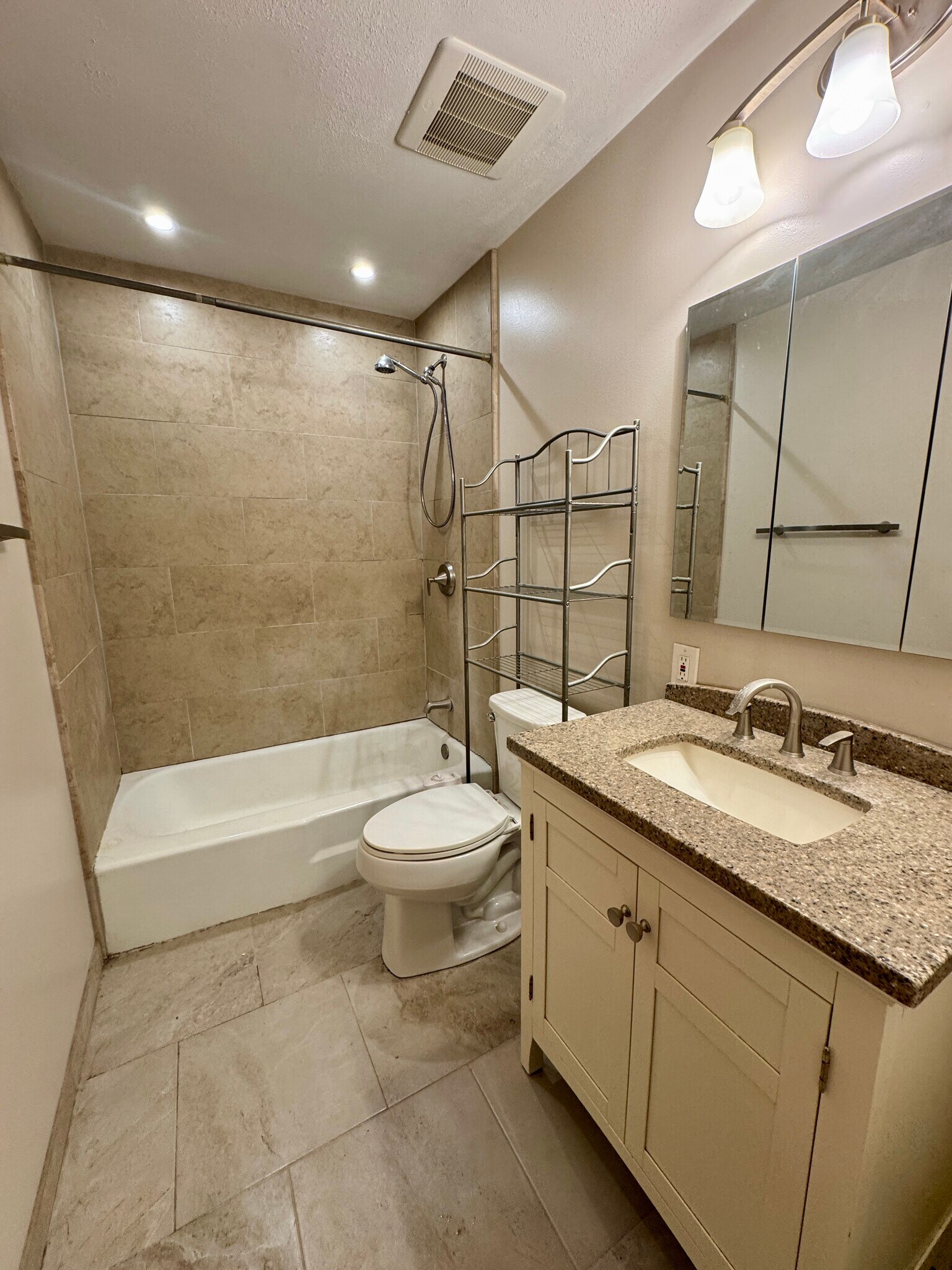 Building Photo - 158 Kenmore Pl