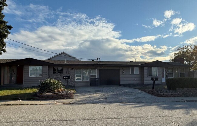 Building Photo - Now renting 3 bedroom duplex