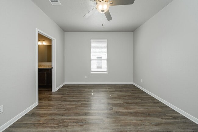 Building Photo - Impeccably Maintained Townhome in Vintage ...