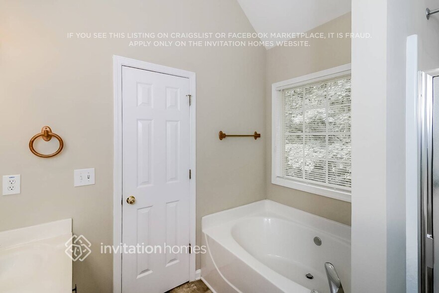 Building Photo - 5760 Tanglewood Dr