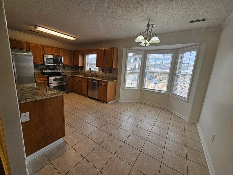 Building Photo - 1503 Flushing Dr