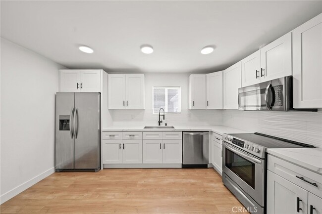 Building Photo - 961 W 21st St