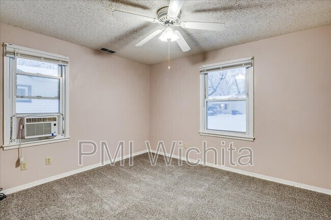 Building Photo - 4644 S Sycamore Ave