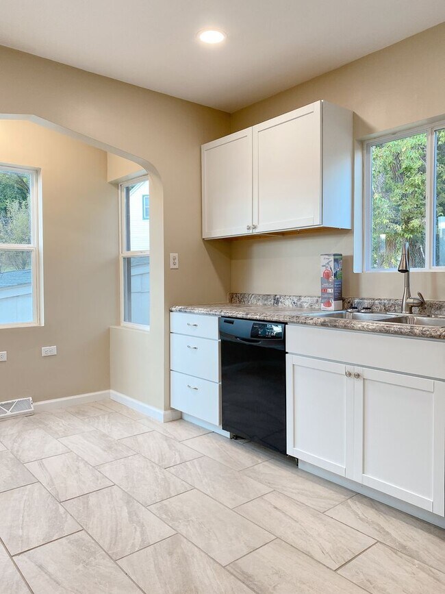 Building Photo - Beautifully updated 5 bed 2 bath house $2200