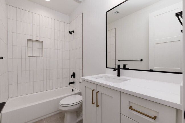 Building Photo - Stunning 5 bed 4 bath with RV Garage