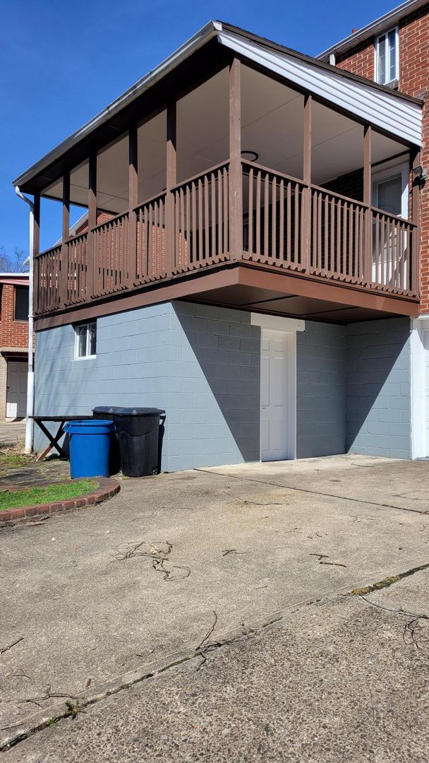 Building Photo - Spacious Three Bedroom Home