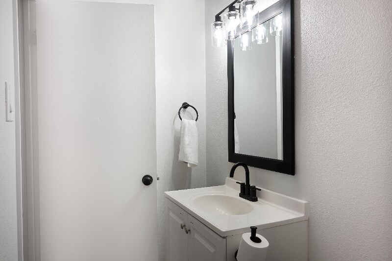 Building Photo - 1630 E 12th St