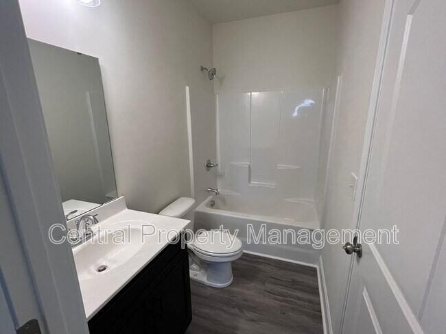 Building Photo - 102 Lariat Ct