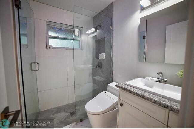 Building Photo - 327 Lancaster St