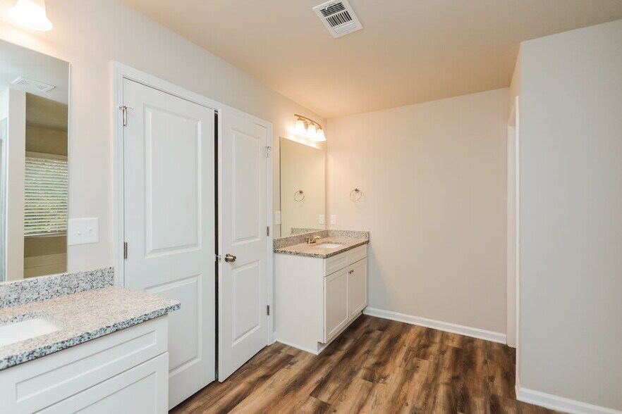 Building Photo - 400 McGiboney Ln