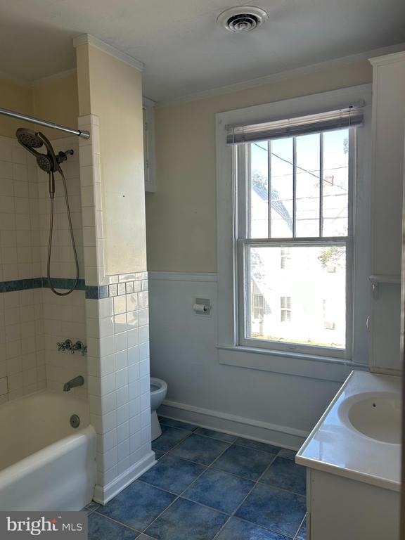 Building Photo - 113 W Monmouth St