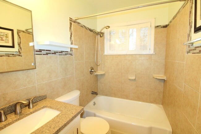 Building Photo - 2 bedroom Ranch with Fenced in Back Yard!!