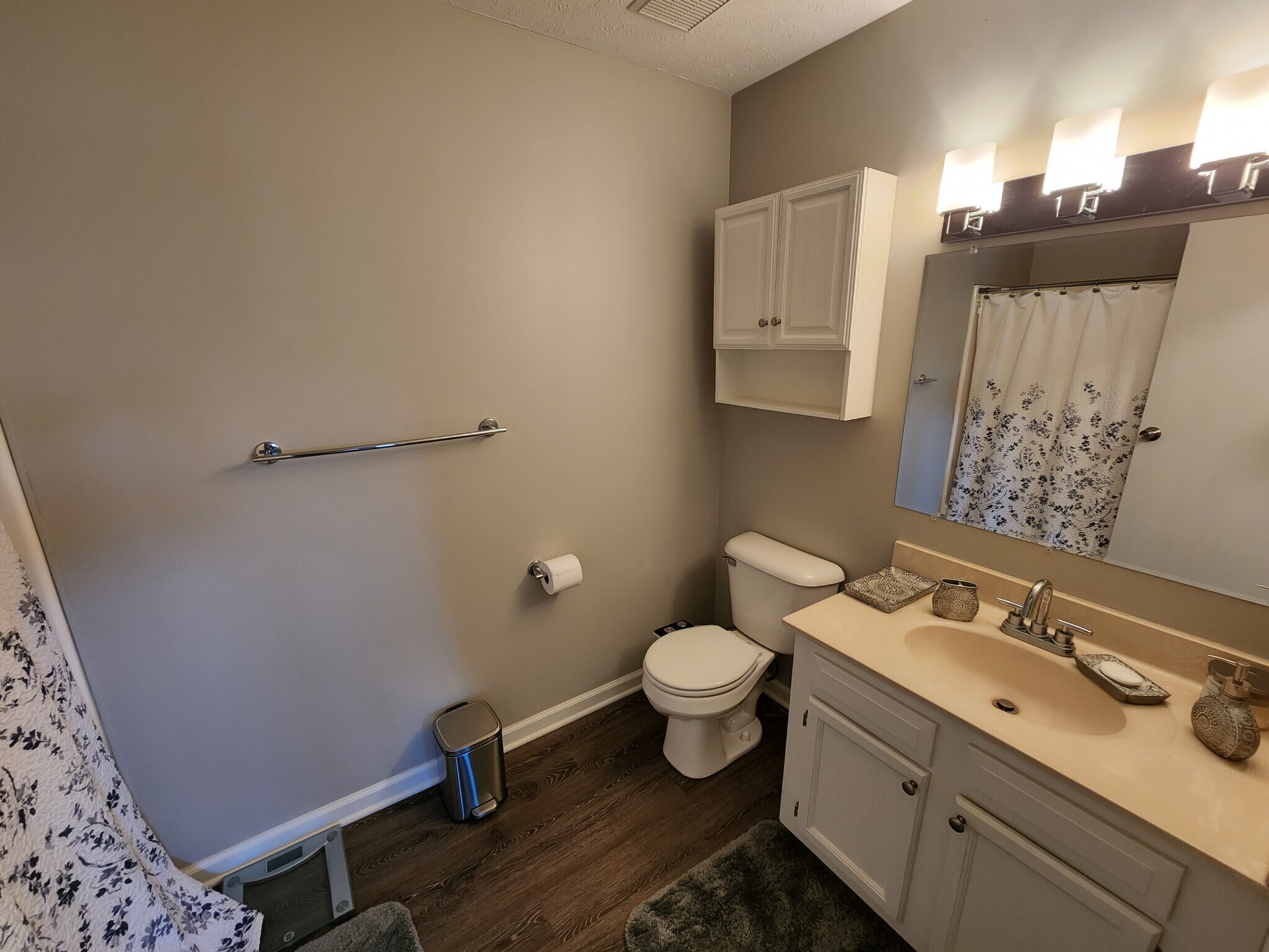 Building Photo - 10391 Glenway Dr