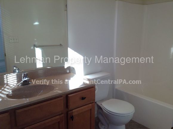 Building Photo - 542 Meadow Croft Cir