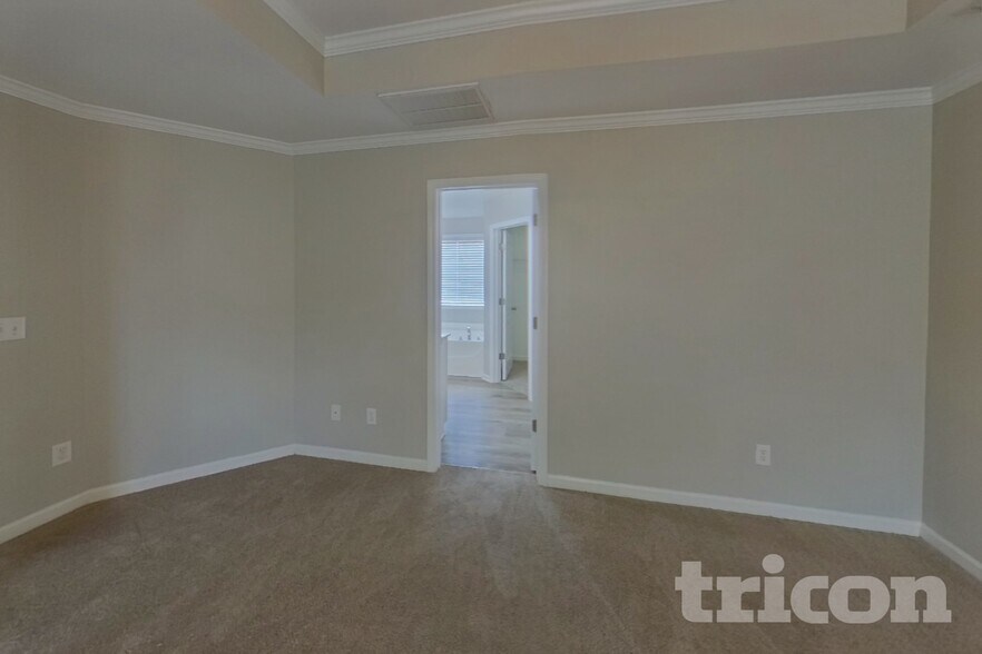 Building Photo - 527 W Saddletree Dr