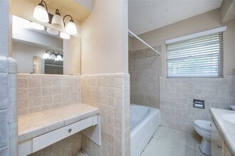 Building Photo - 2 Circle Dr