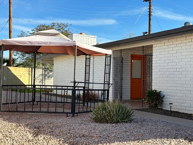 Building Photo - Scottsdale, 3 bed, 2 bath, 2 car garage, 1...