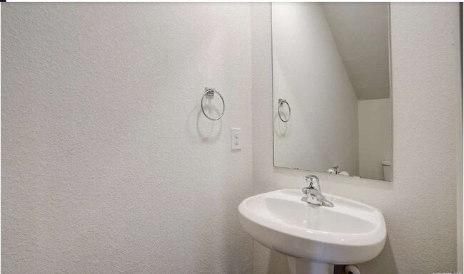 Building Photo - Three Bedroom Home in Converse