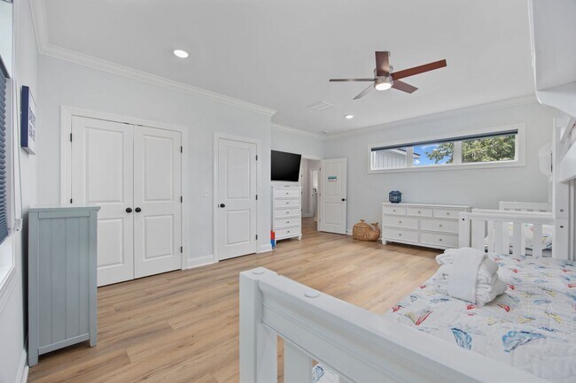 Building Photo - Gorgeous Custom Home Available for Snowbir...