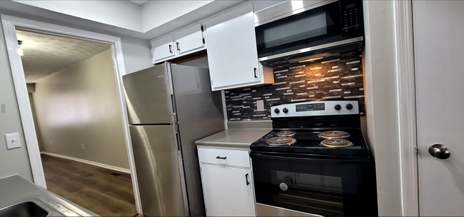 Building Photo - Beautiful 2 bedroom 1.5 bath Condo with at...