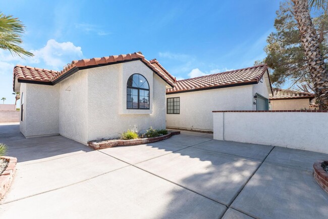 Building Photo - Single Story Home on Cul De Sac, Totally R...