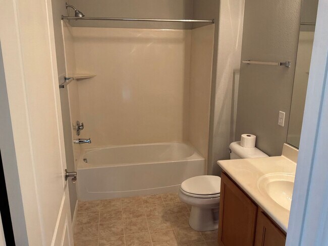 Building Photo - Condo 2 bedroom 2 bathroom Gated Entrance