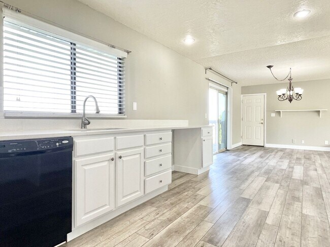 Building Photo - Gorgeous Home with Stunning Views!