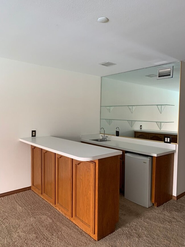 Building Photo - Los Caballeros #008