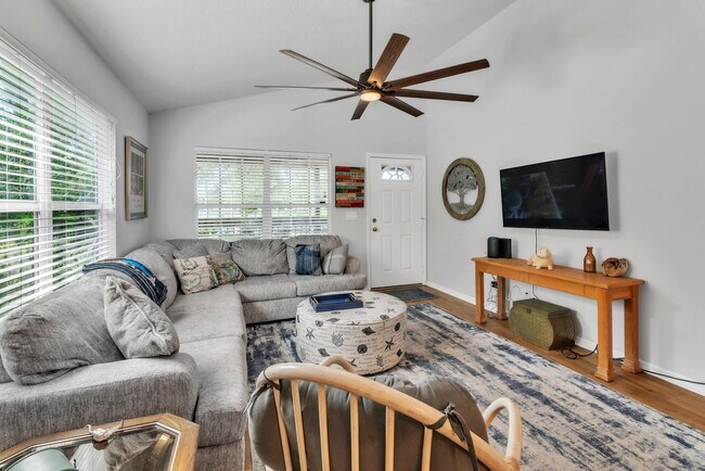 Building Photo - Beautiful 3 / 2 single family home across ...