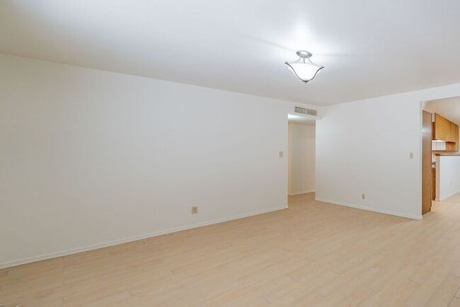 Building Photo - Charming 3-Bed Home with Spacious Backyard...