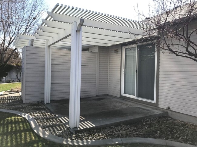 Building Photo - Adorable Well-Cared-For Duplex w/ Garage &...