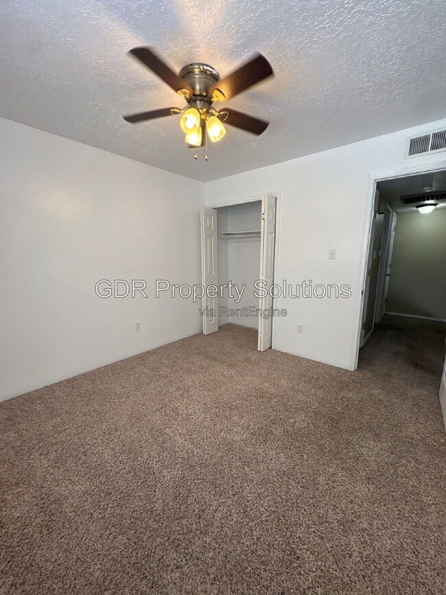 Building Photo - 8333 Comanche Rd NE